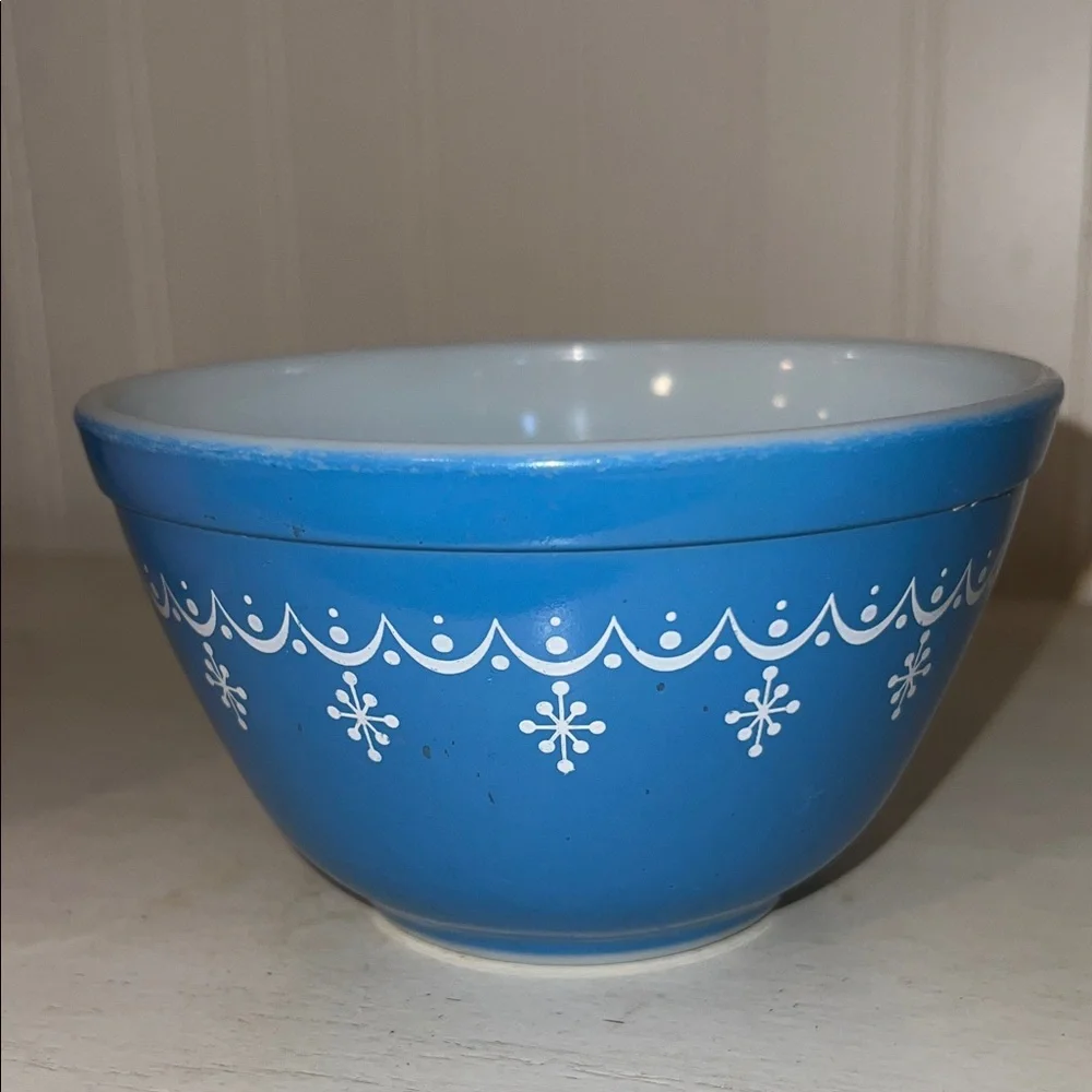 Vintage Pyrex Snowflake Blue Garland #401 Mixing bowl 1.5